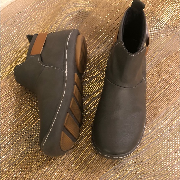 Ankle boots that are like new, Taupe, beige strap with Velcro to tighten - Picture 6 of 8